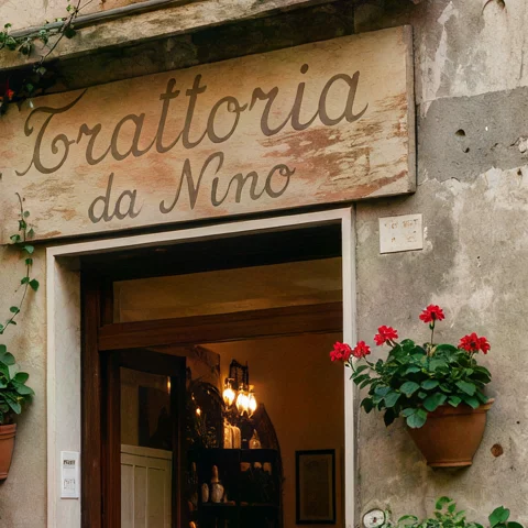 Insegna di una trattoria: SeedVR2 4× (risultato)