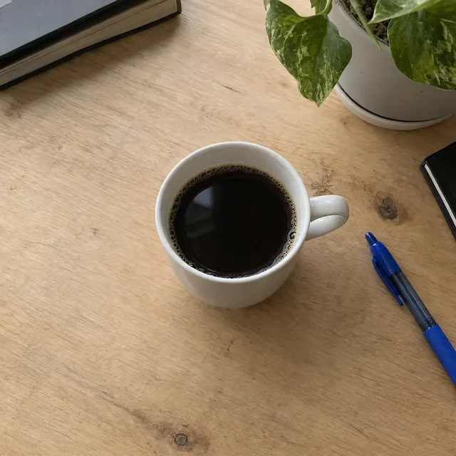 La même tasse sur un bureau en bois propre, presque identique à l’autre résultat