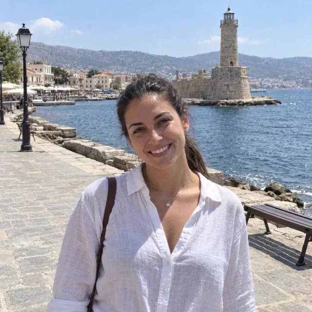 La même femme sur une promenade vide avec le phare derrière elle