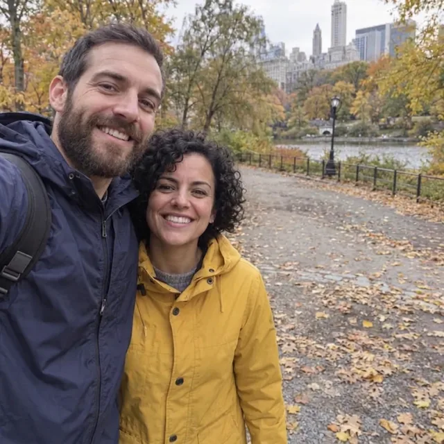 L’uomo con la barba e la donna in giallo con il vialetto del parco vuoto dietro di loro