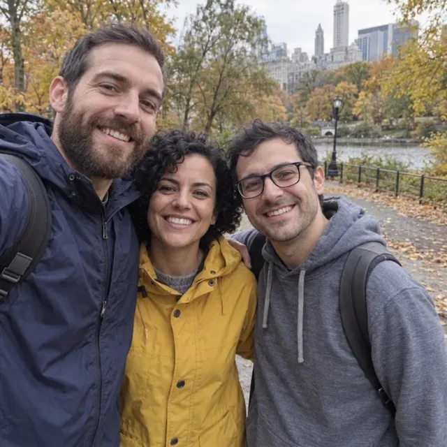 I tre amici nel parco con il vialetto vuoto dietro di loro