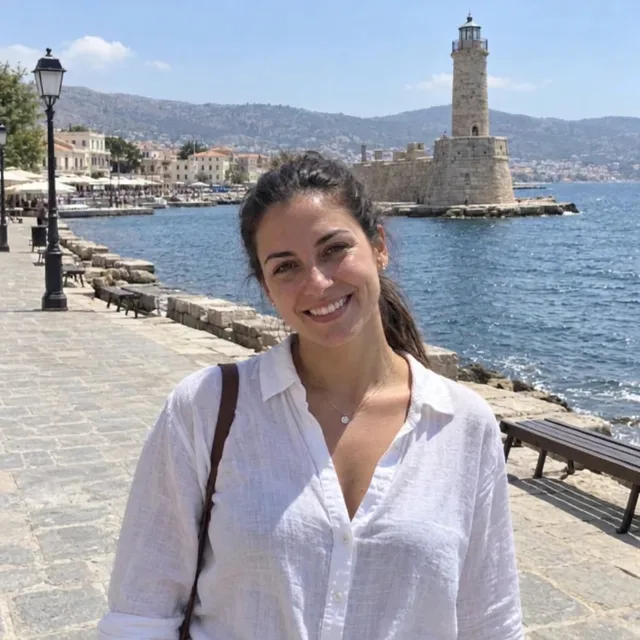 La stessa donna su un lungomare vuoto con il faro alle spalle